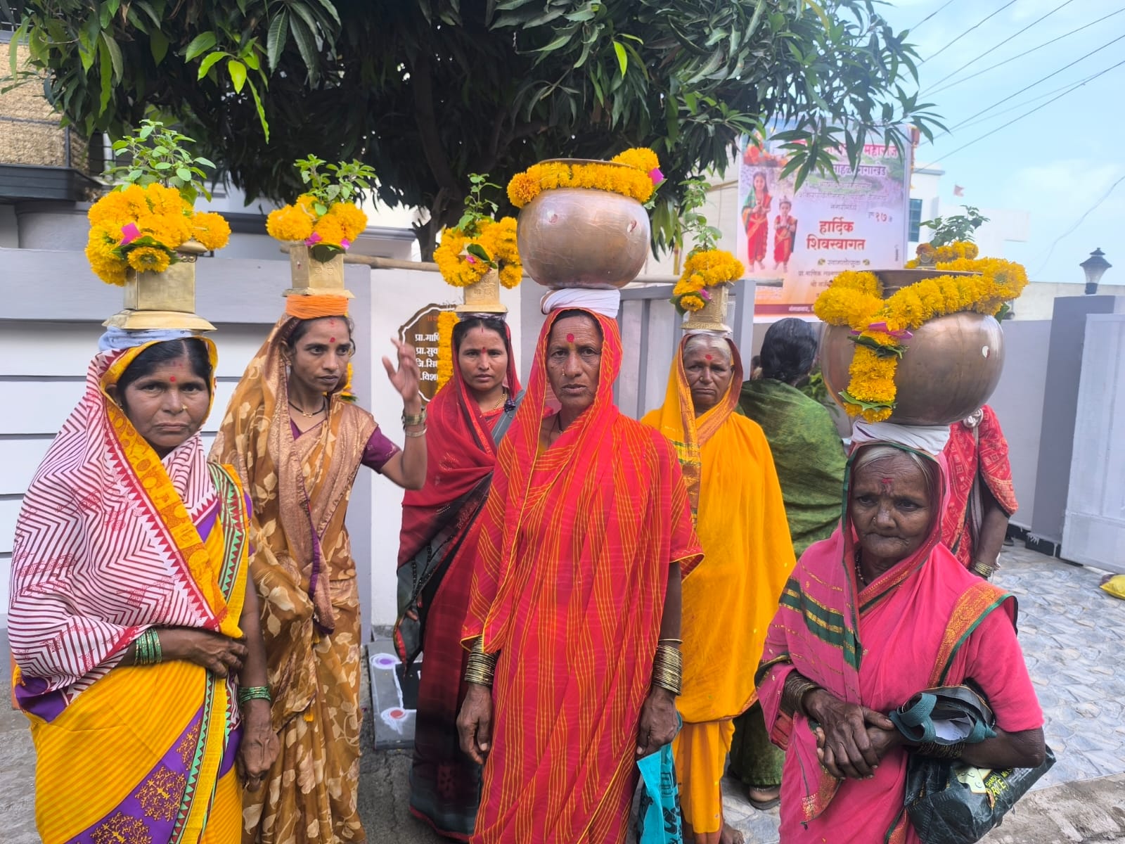 कलश पूजन महिला